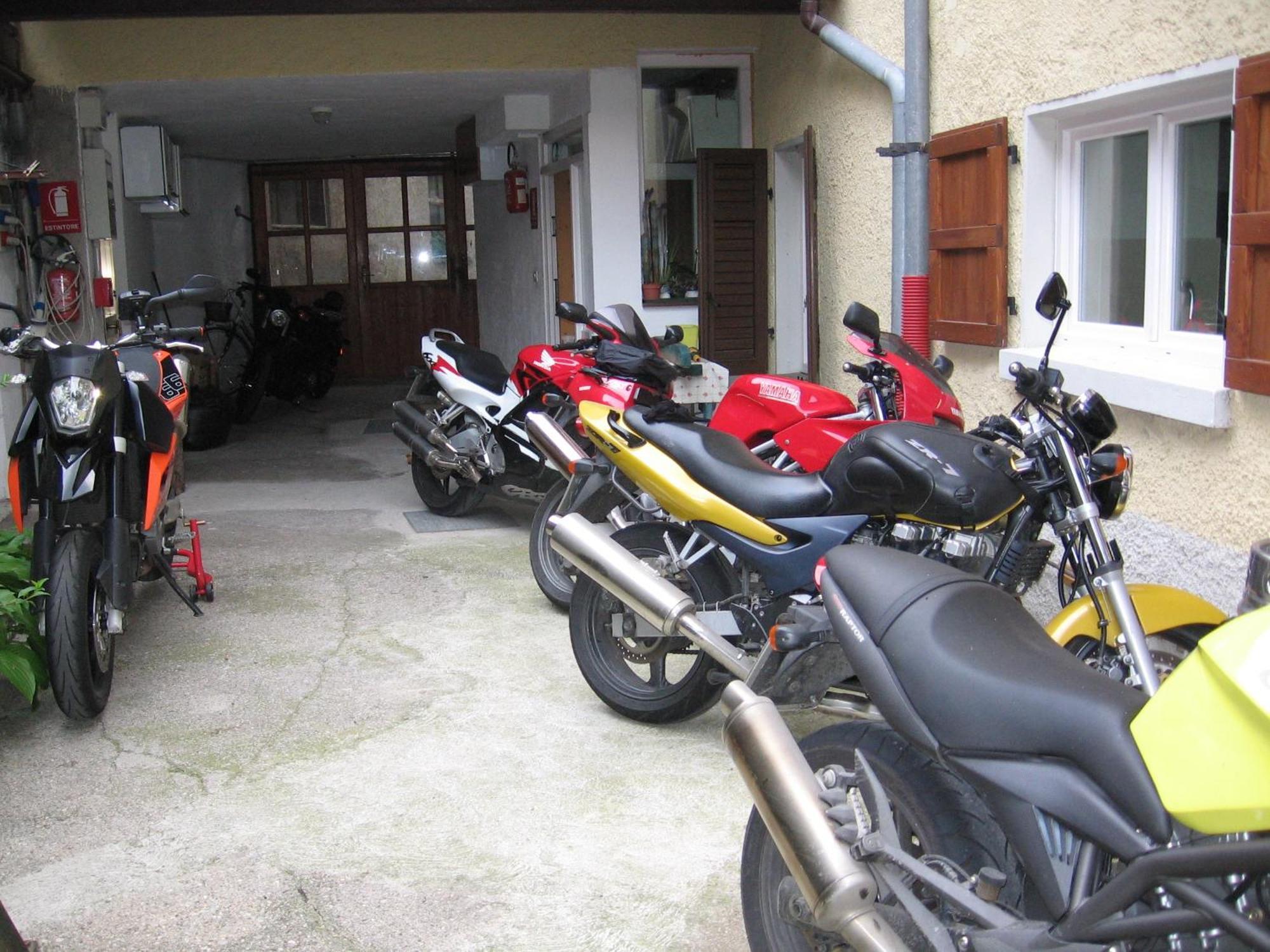 Albergo Alla Costa Bezzecca Exteriör bild