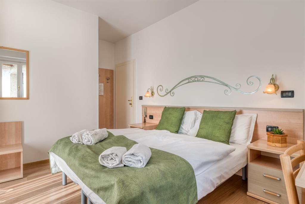 Albergo Alla Costa Bezzecca Exteriör bild