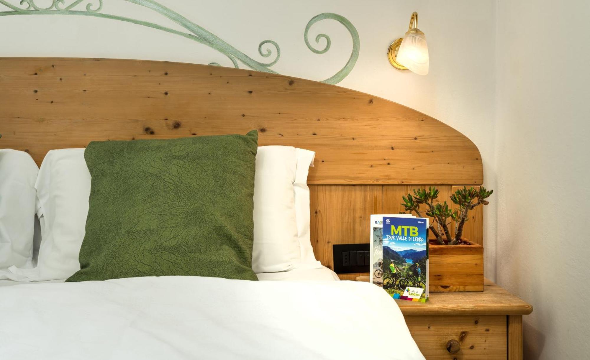 Albergo Alla Costa Bezzecca Exteriör bild