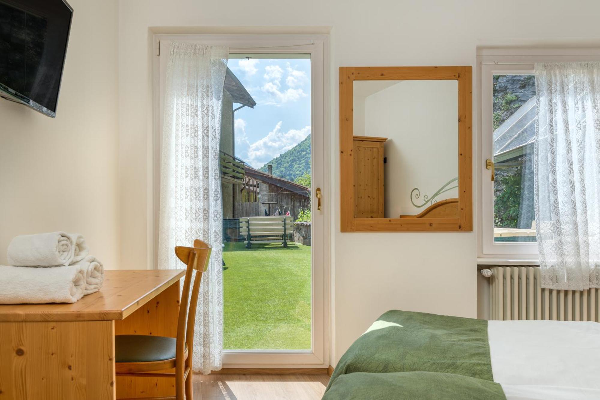Albergo Alla Costa Bezzecca Exteriör bild