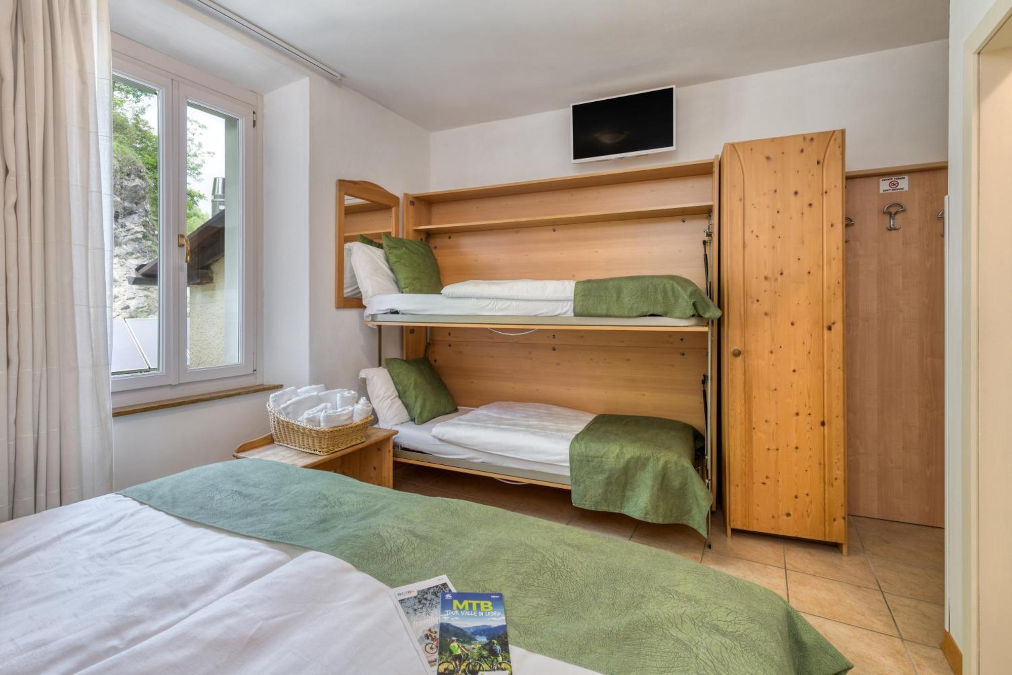 Albergo Alla Costa Bezzecca Exteriör bild