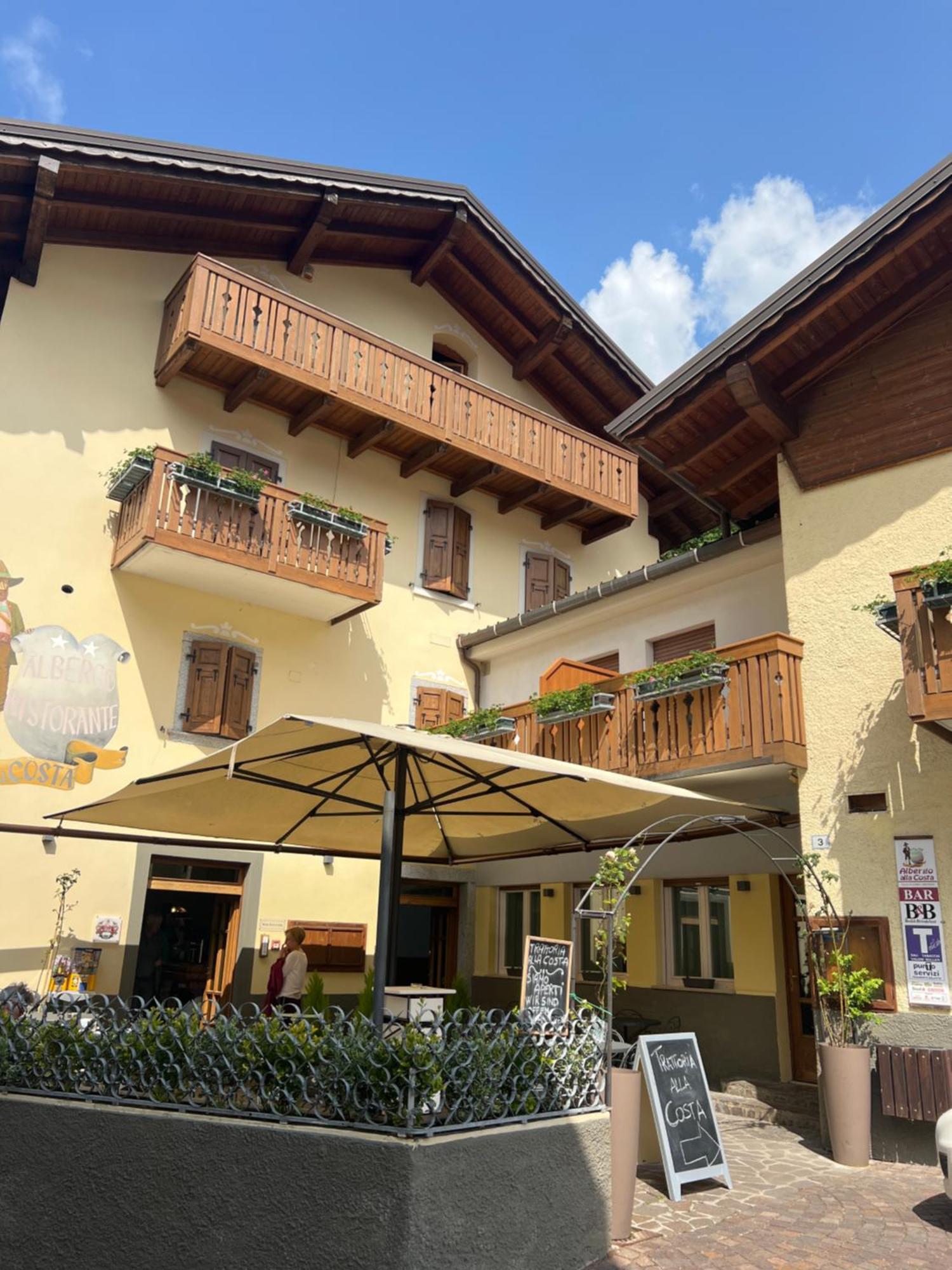 Albergo Alla Costa Bezzecca Exteriör bild
