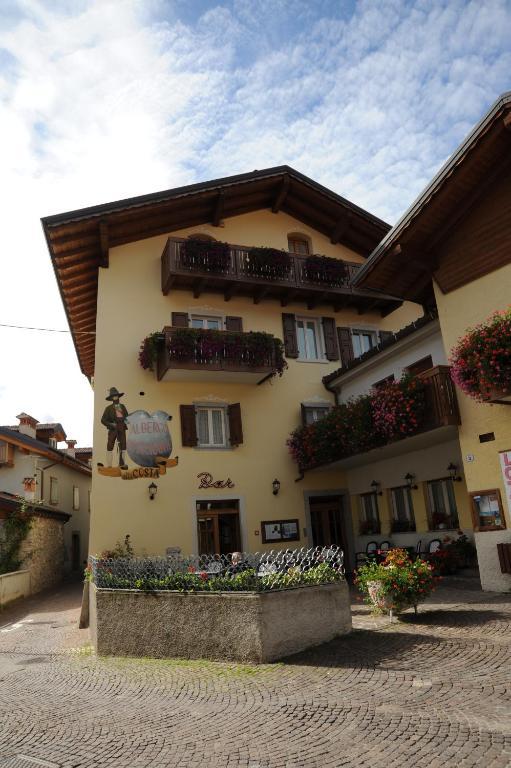 Albergo Alla Costa Bezzecca Exteriör bild